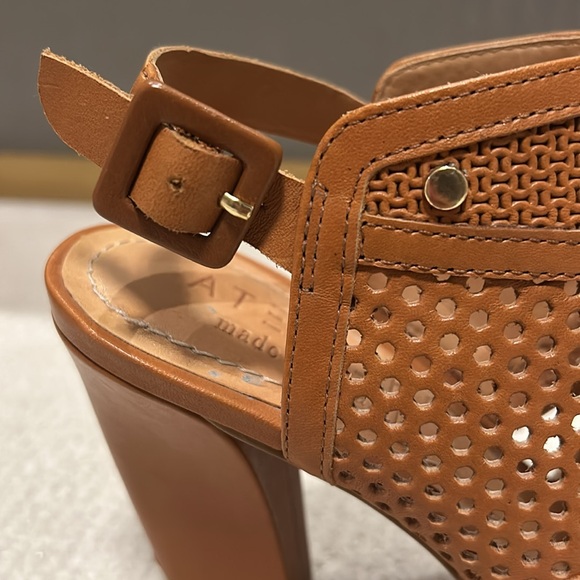 Ateliers Camel Block Heel Sandal
Size 36 - Picture 6 of 7